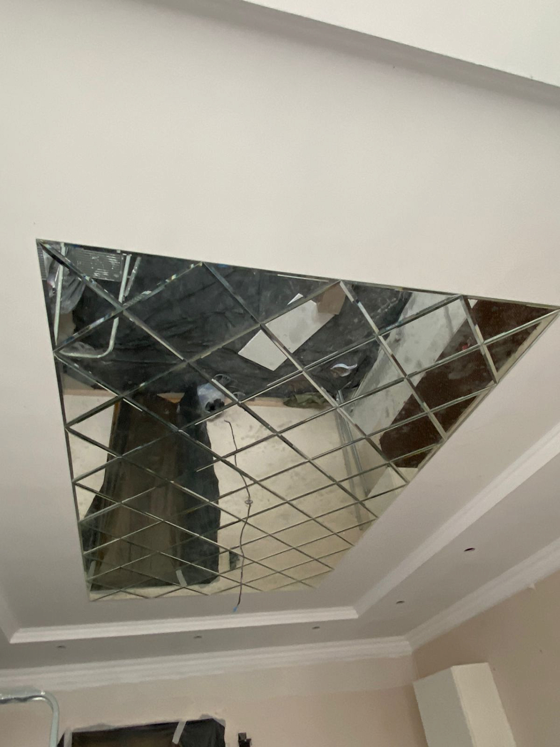 Зеркальное панно на потолке комнаты